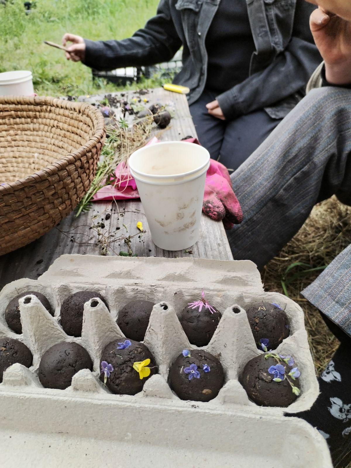 Za 300 smenskih bombic smo izkoplali kar precej zemlje z malo komposta - ko smo kopali dovolj globoko, smo našli tudi glino – pri nas imamo sivo glino.
Naredili smo mešanico gline in zemlje v razmerju 1:3. Če je mešanica suha, dodajamo vodo, dokler se zmes ne začne voljno oblikovati v kroglice.