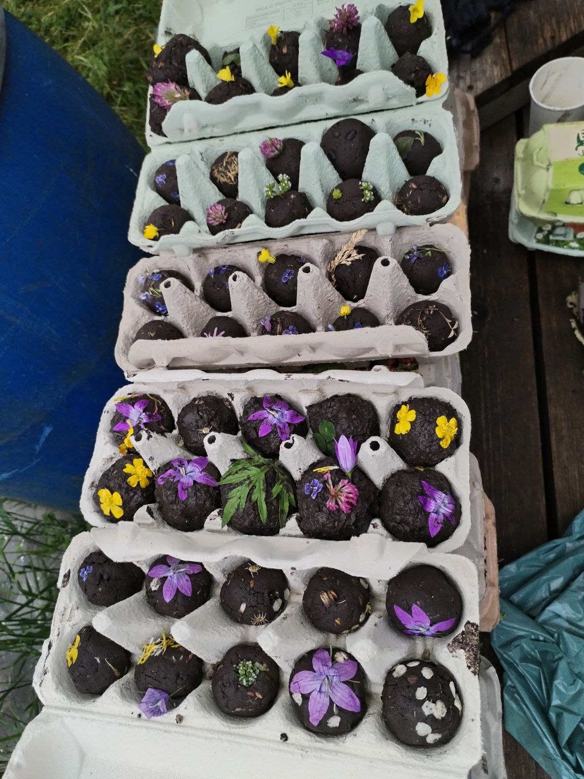 Mi smo jih poljubno okrasili s sveže nabranimi cvetovi cvetlic Livadinega travnika, nato smo jih položili na zračno površino (kot npr. jajčna embalaža - katera je služila tudi kot sistem štetja) in pustili, da se nekaj dni sušijo na zraku.

Ko so suhe, jih shranimo ali odnesemo s seboj, kamorkoli, kjer si želimo več življenja.