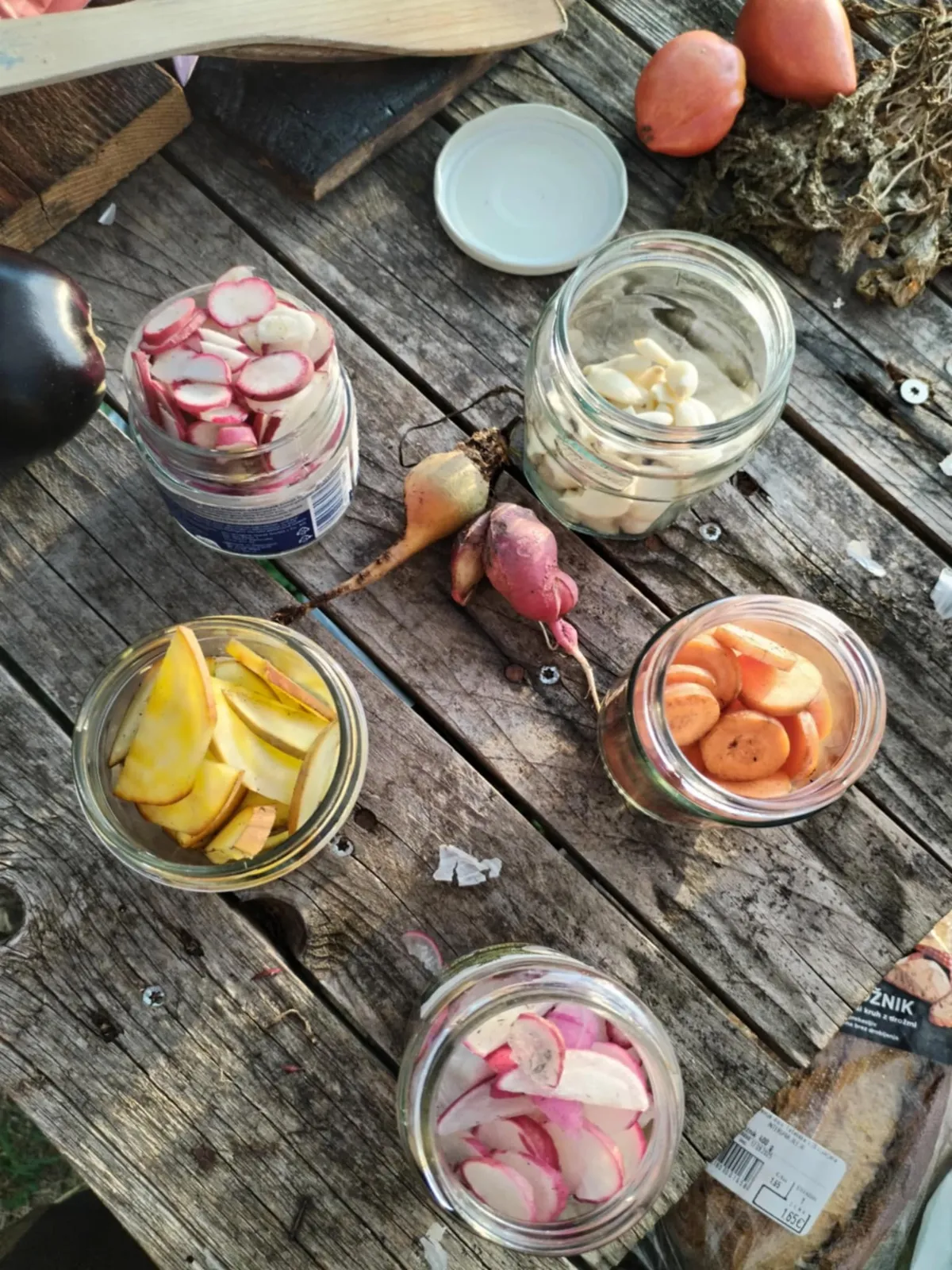 Narežemo ostalo zelenjavo - nekaj, kar vsebuje tudi sladkorje. Mi smo dodali korenje, česen, različne vrste pese, redkvico. Zelenjavo in tolščak naložimo v čist steklen kozarec.  Po lastni izbiri lahko dodamo še druge začimbe - mi smo vključili še ingver, črni sezam ter korejski čili, za bolj funky paleto okusov.