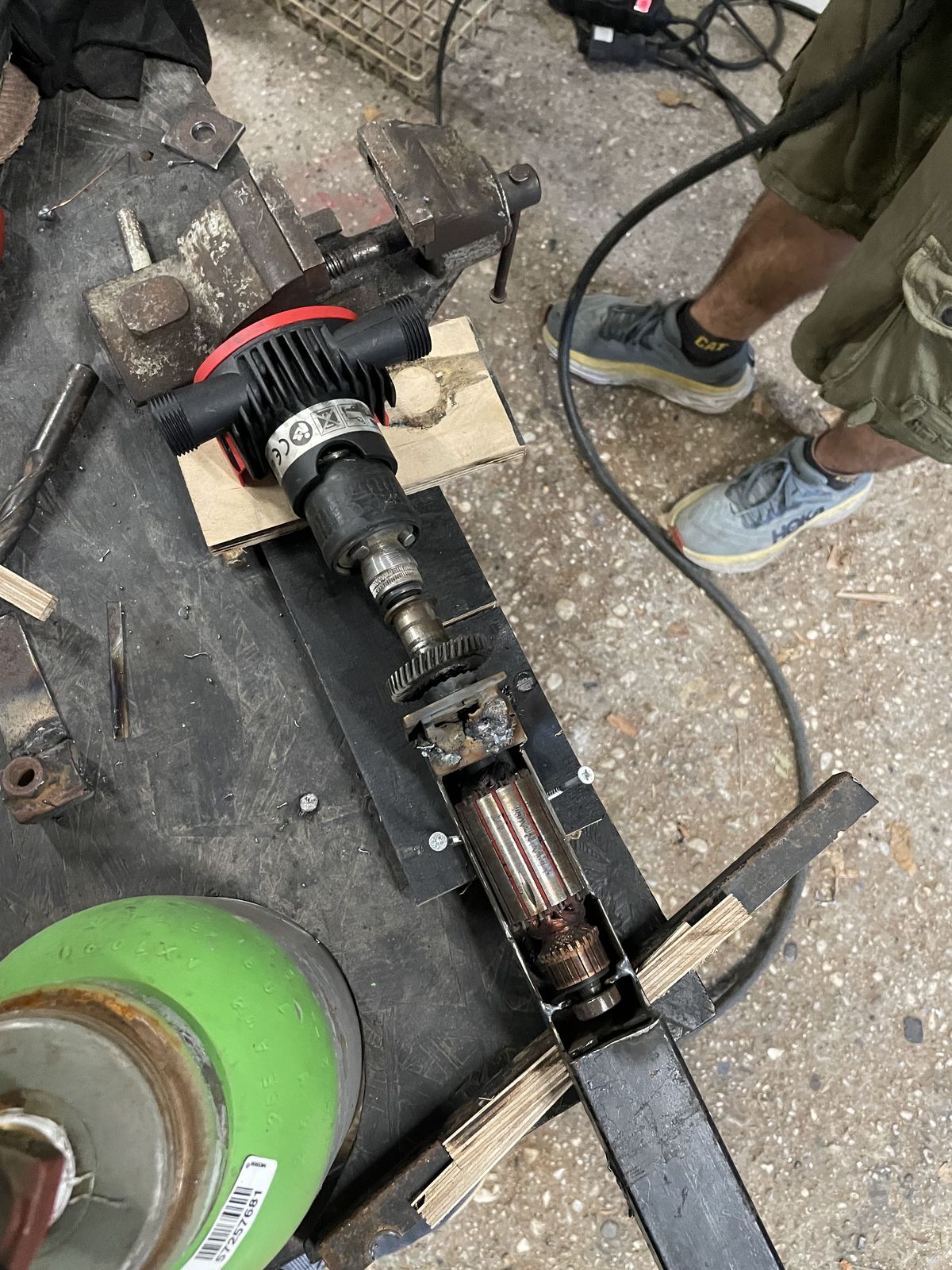 Zgradi prenosni sistem
Pod sprednje kolo namesti vrtljivo pritrditev. Dobro delujejo deli, vzeti iz električnega vrtalnika, saj lahko zajamejo gibanje pnevmatike in ga pretvorijo v rotacijsko energijo. Namesti ga tako, da se ob vrtenju kolesa energija neposredno prenaša v črpalko.