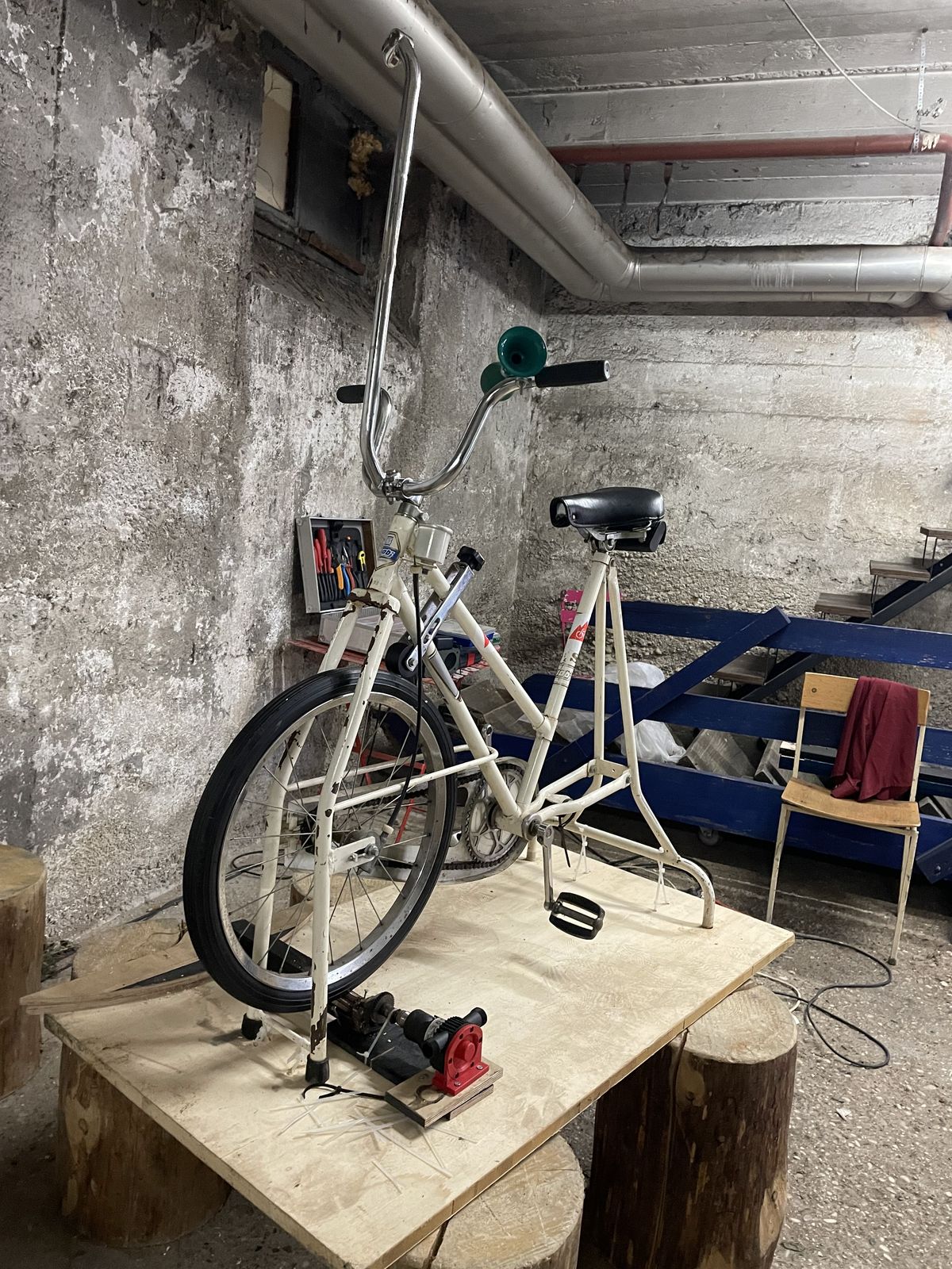 Pripravi kolo
Vzemi preprosto sobno kolo ali staro kolo. Obdrži eno kolo s pnevmatiko, saj bo to vir gibanja. Kolo fiksiraj, da bo stabilno, ko poganjaš pedala.