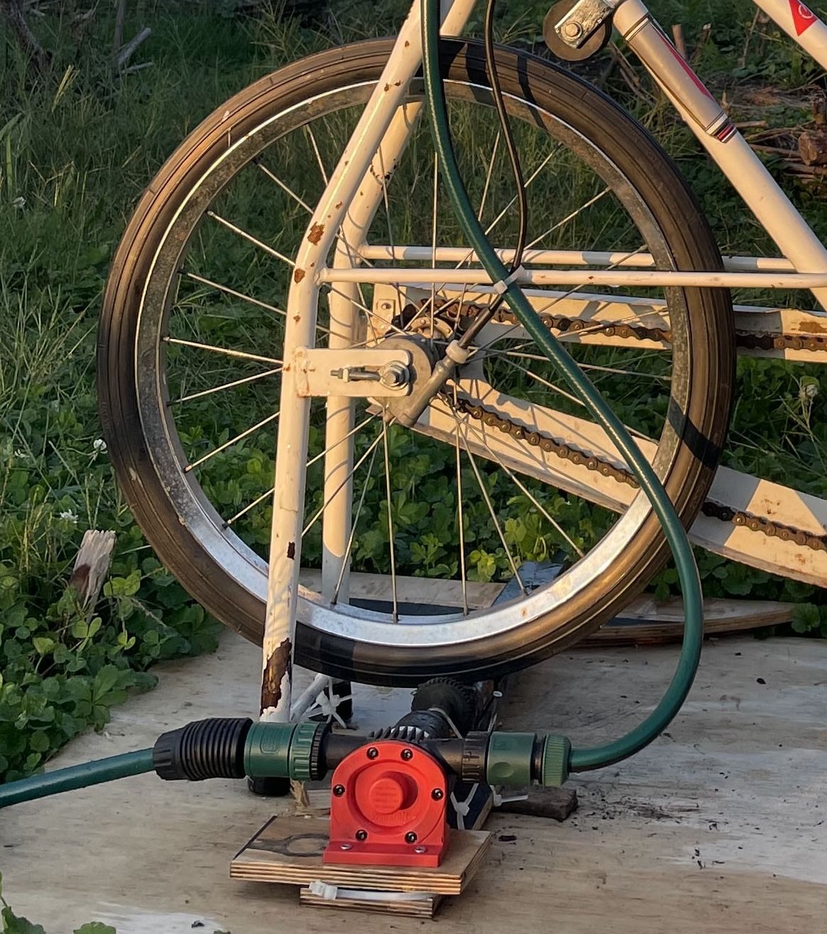 Poveži vodno črpalko
Na prenosni sistem priključi pretočno črpalko. Na eno stran črpalke poveži cev, ki vodi do rezervoarja ali cisterne, kjer se zbira deževnica ali druga nabrana voda. Na drugo stran priključi cev, ki bo vodo usmerjala naprej.