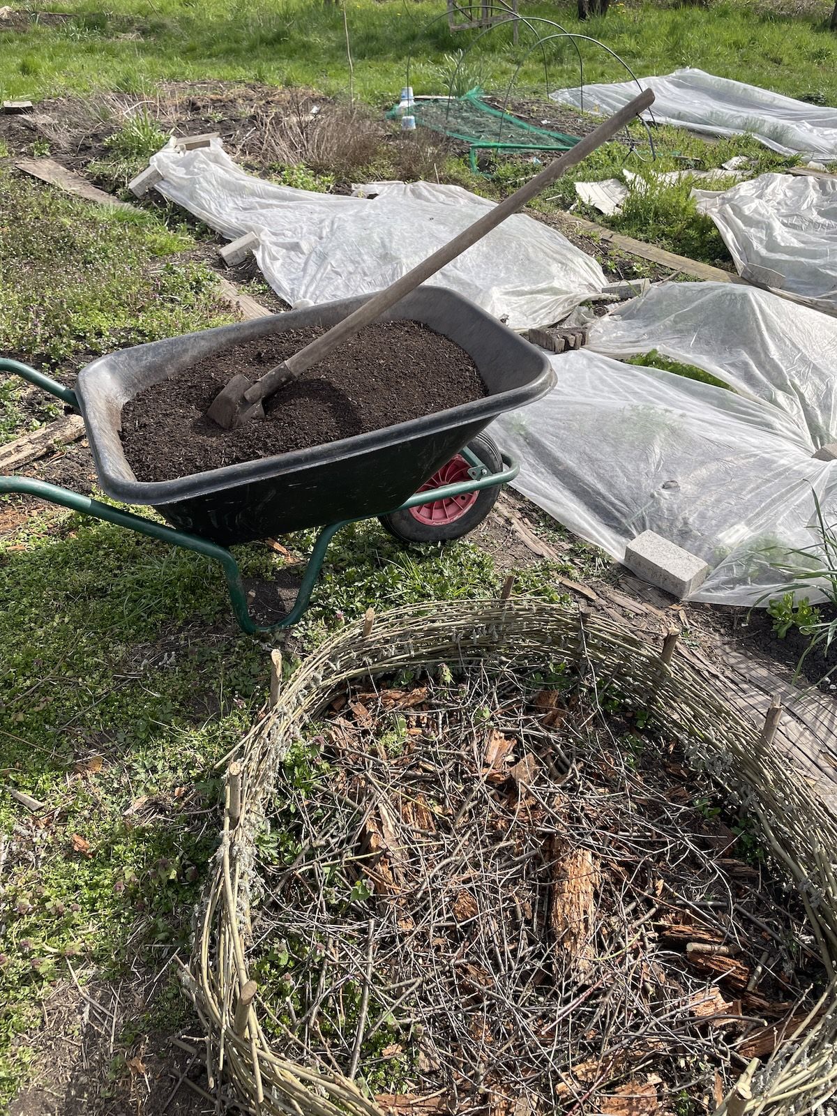 Na vrh nasuj kakovostno zemljo (po potrebi pomešano s kompostom) in jo oblikuj v rahlo konkavno obliko, da voda ne bo odtekala čez rob.